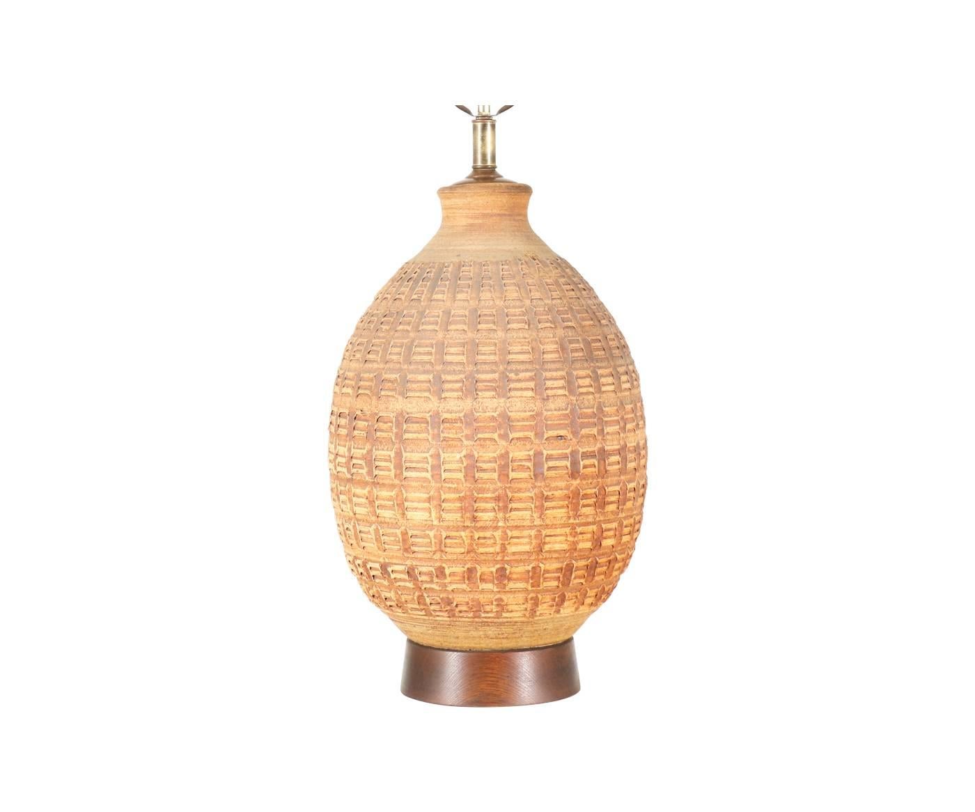 Mid-Century Modern Bob Kinzie Earthenware “N-Series” Ceramic Table Lamp for Affiliated Craftsmen