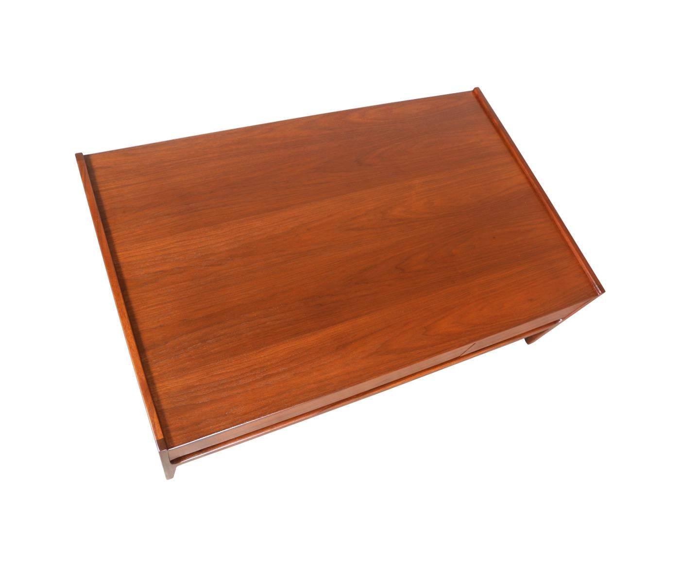 Richard Thompson Walnut Coffee Table for Glenn of California In Excellent Condition In Los Angeles, CA