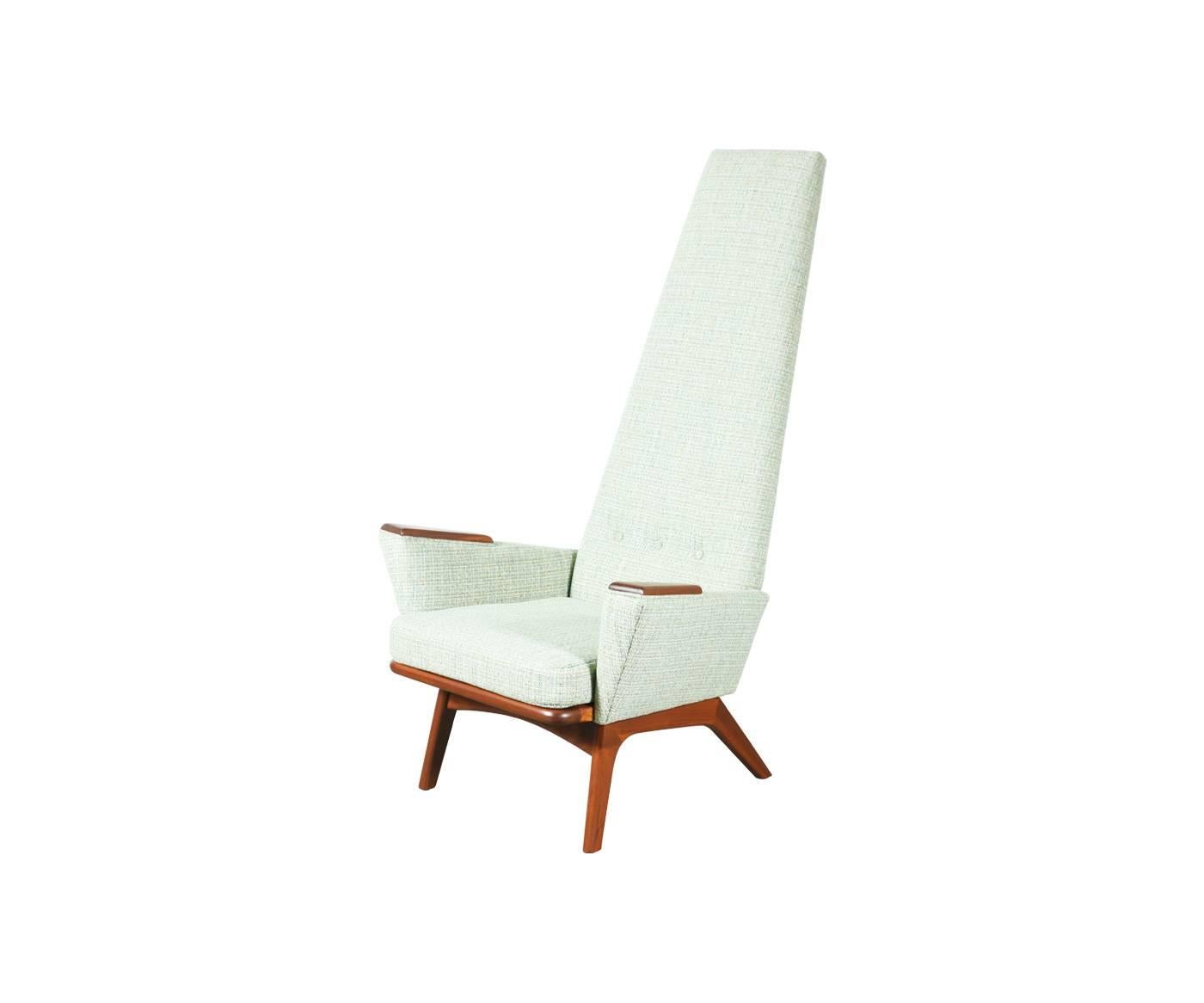 Designer: Adrian Pearsall.
Manufacturer: Craft Associates.
Period/Style: Mid-Century Modern.
Country: United States.
Date: 1960s.

Dimensions: 55″ H x 35″ W x 31.5″ D.
Seat height 16″.
Materials: Walnut, cotton tweed.
Condition: Excellent,