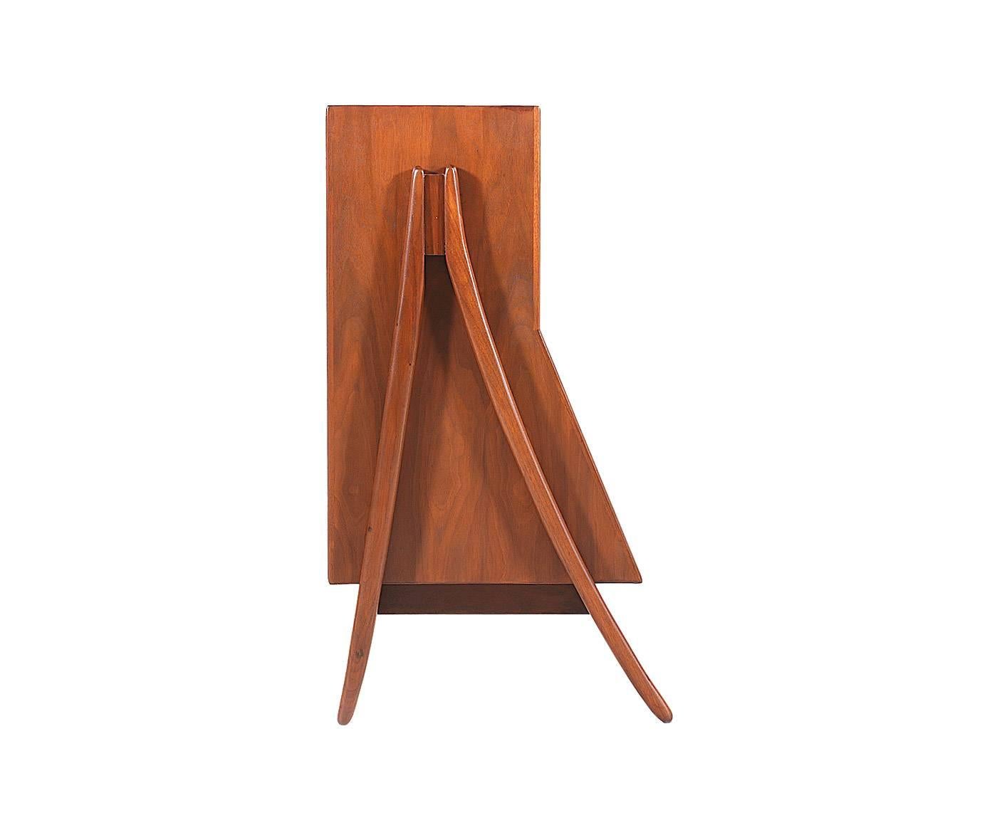 Designer: Stewart MacDougall & Kipp Stewart.
Manufacturer: Drexel “Declaration”.
Period or style: Mid-Century Modern.
Country: United States.
Date: 1959.

Dimensions: 31″ H x 59.5″ W x 18″ D.
Materials: Walnut.
Condition: Excellent, newly