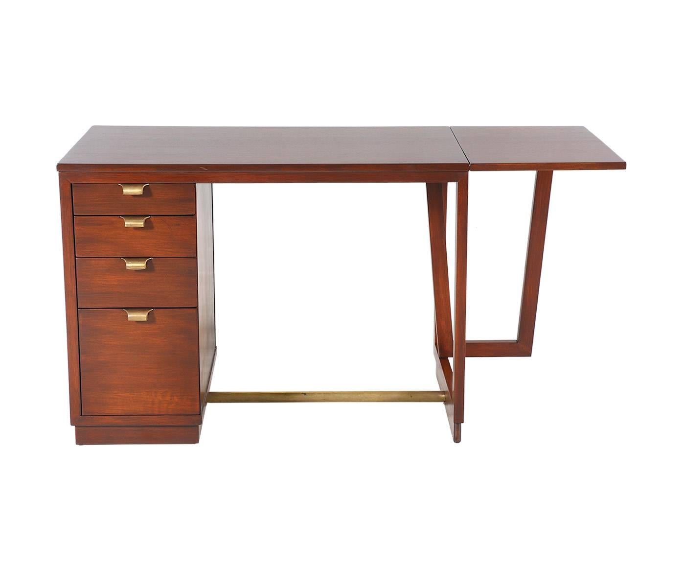 Designer: Edward J. Wormley.
Manufacturer: Drexel “Precedent”.
Period/Style: Mid-Century Modern.
Country: United States.
Date: 1940s.

Dimensions: 30″ H x 40″ W x 22″ D.
Extension: 15″.
Total extension 55″.
Materials: Elmwood stained
