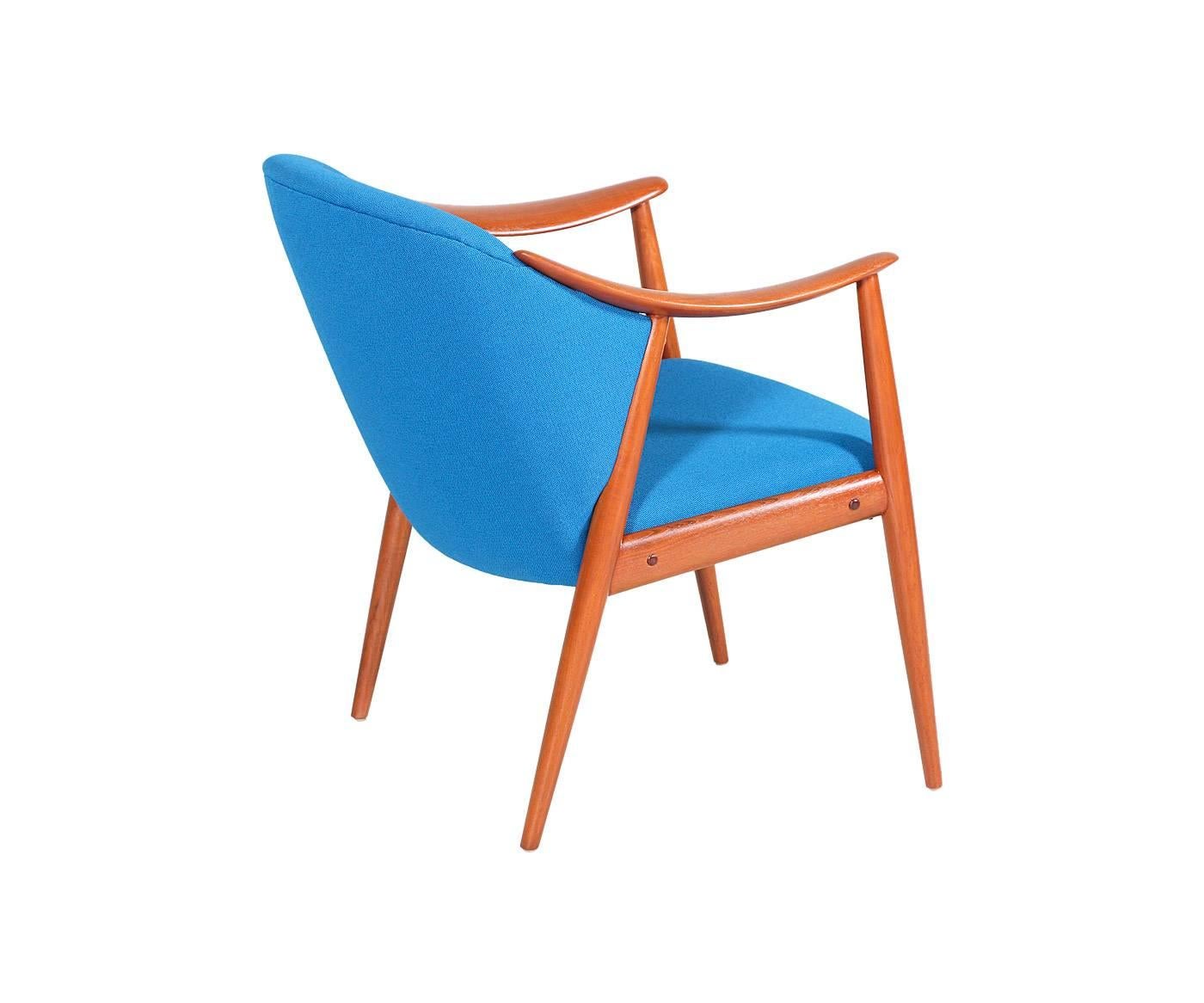 Designer: Gerhard Berg.
Manufacturer: L.K. Hjelle.
Period/style: Scandinavian Modern.
Country: Norway.
Date: 1955.

Dimensions: 29.5″ H x 27.25″ L x 28″ W.
Materials: Teakwood, tweed wool fabric.
Condition: Excellent newly refinished and