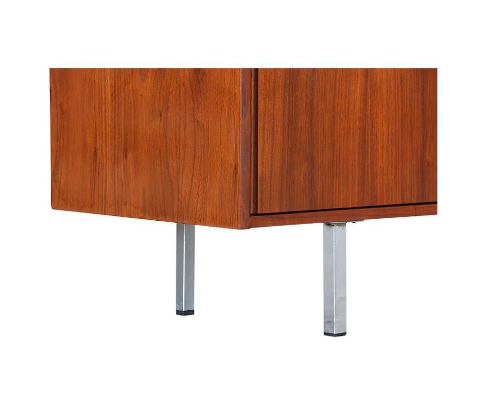 Florence Knoll Walnut Credenza In Excellent Condition In Los Angeles, CA
