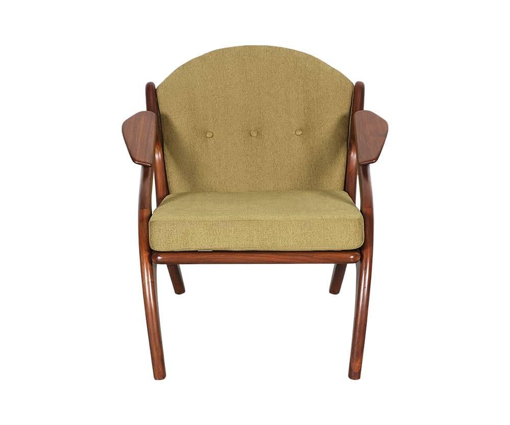 Designer: Adrian Pearsall
Manufacturer: Craft Associates
Period/Style: Mid-Century Modern
Country: United States
Date: 1960s

Dimensions: 27.5?H x 29?W x 32?D
Seat Height 16.5
Materials: Walnut wood, tweed fabric
Condition: Excellent, newly