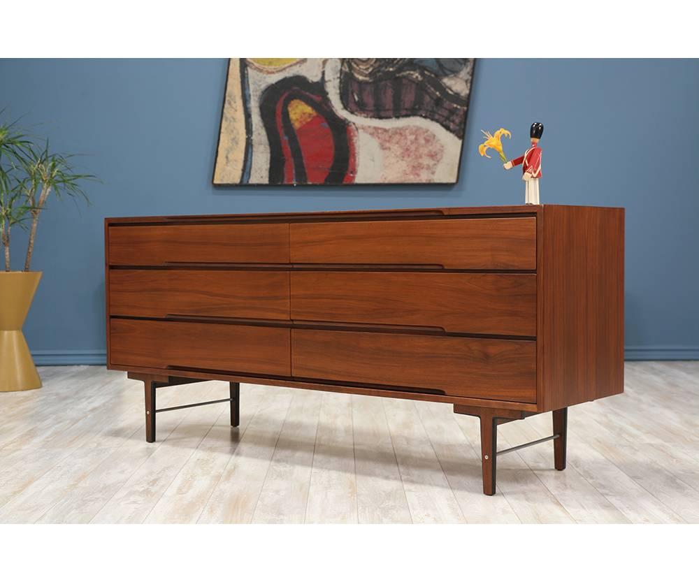 Midcentury Walnut Dresser by Glenn of California In Excellent Condition In Los Angeles, CA