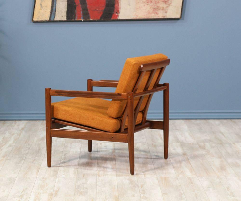 Designer: Børge Jensen & Sønner
Manufacturer: Bernstorffsminde Møbelfabrik
Period/Style: Danish modern
Country: Denmark
Date: 1960s

Dimensions: 28.5?H x 26?W x 26?D
Materials: Walnut, tweed fabric
Condition: Excellent, newly refinished and