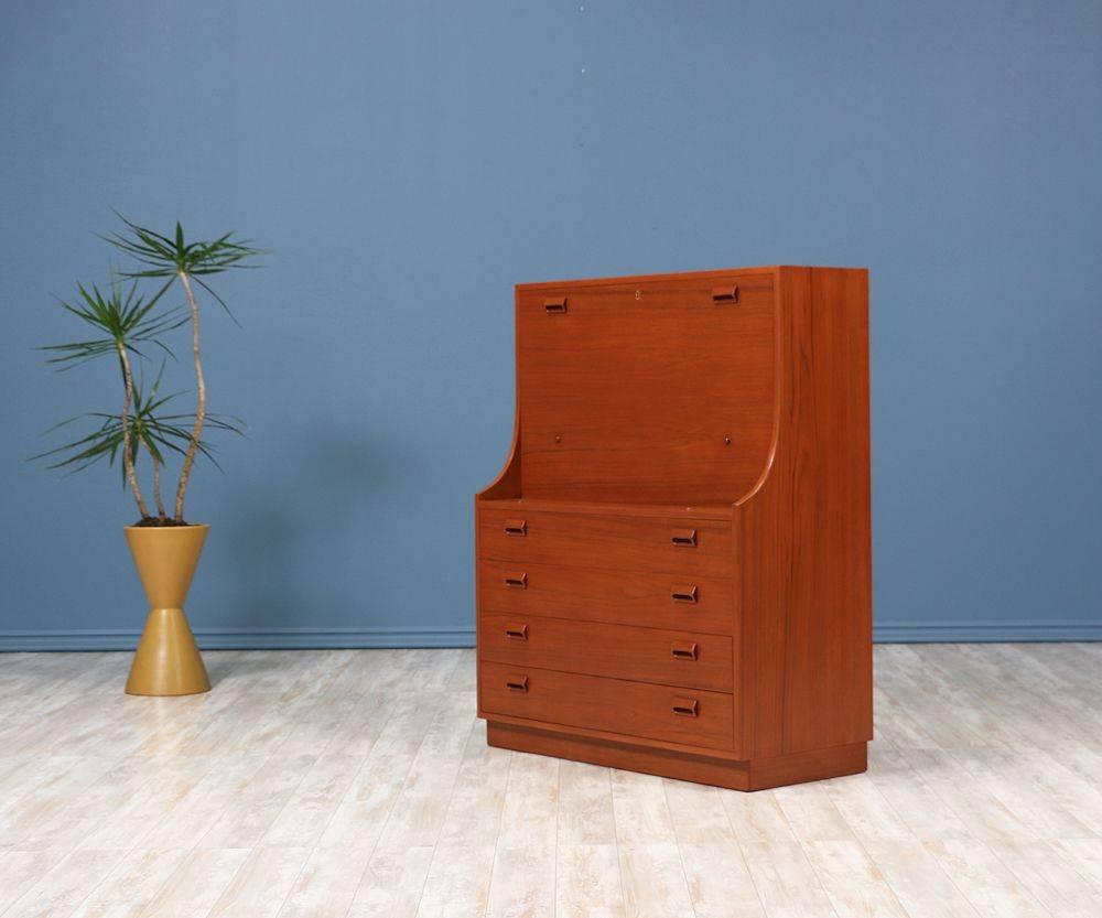 Secretary desk designed by Danish furniture designer Børge Mogensen and manufactured by Søborg Møbelfabrik in the 1950’s. Built out of quality materials such as teak wood, the soft curves are representative of the Danish modern aesthetic.