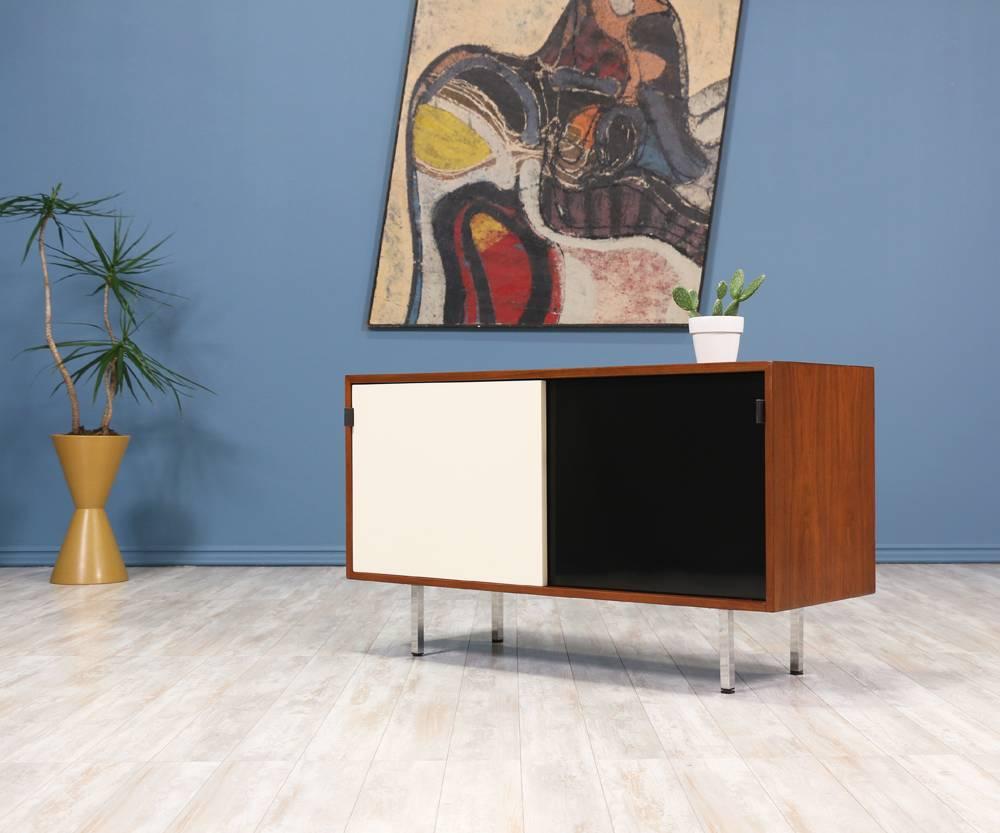 Florence Knoll Lacquered and Walnut Credenza In Excellent Condition In Los Angeles, CA