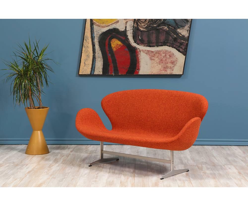 arne jacobsen swan sofa