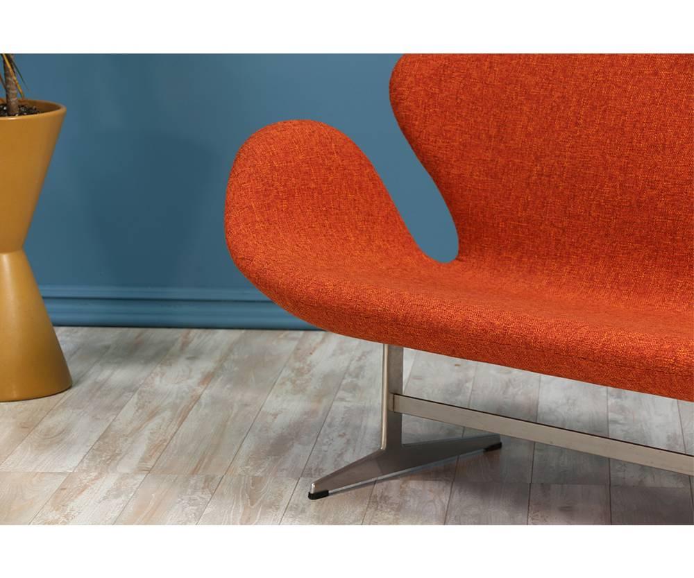 Arne Jacobsen “Swan” Sofa for Fritz Hansen In Excellent Condition In Los Angeles, CA