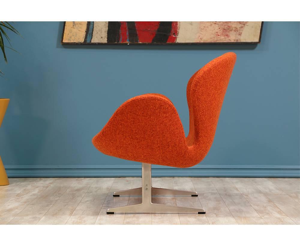 Mid-Century Modern Arne Jacobsen “Swan” Sofa for Fritz Hansen