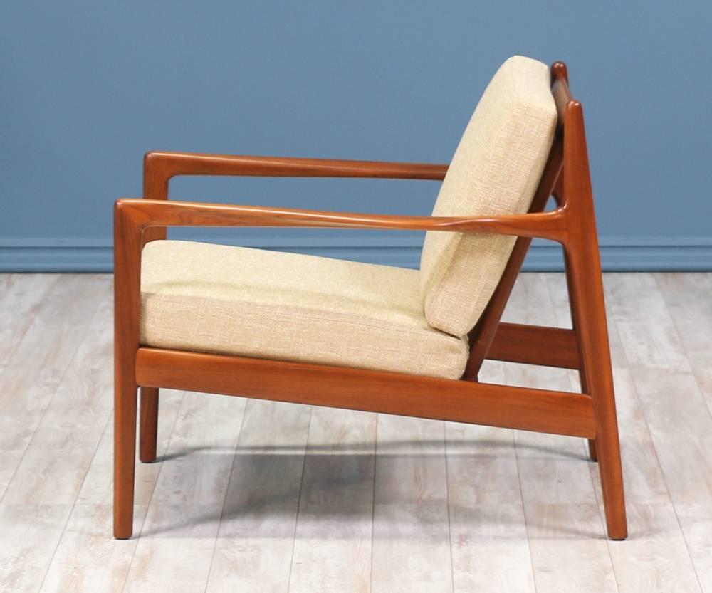 Model 74-C Lounge Chair designed by Folke Ohlsson for Dux of Sweden manufactured c. 1950’s. Newly refinished and reupholstered in a high-quality creamy tweed fabric, this Scandinavian modern design features a beautiful walnut wood frame adorned with