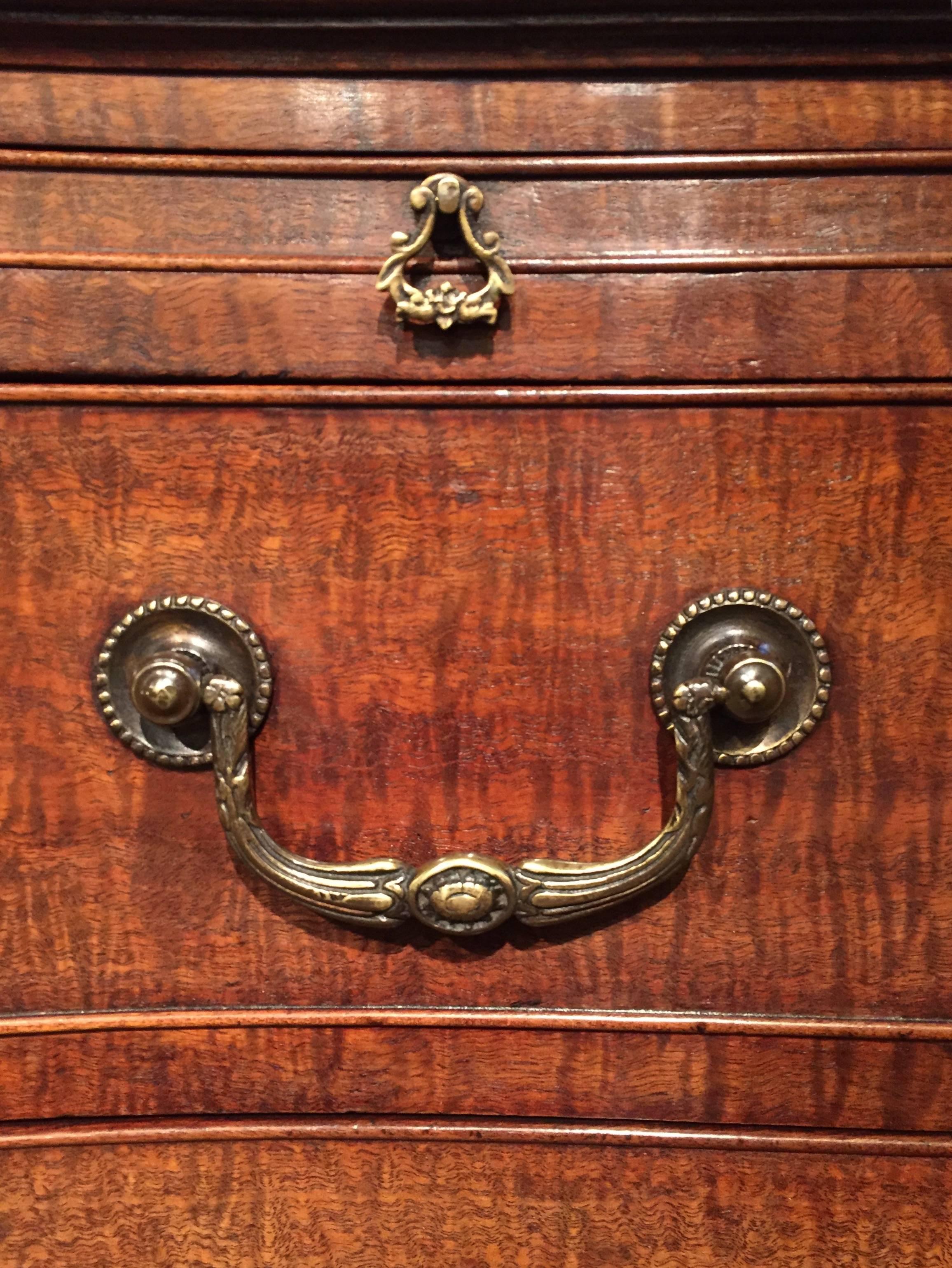 George III Period Serpentine Front Chest of Drawers In Excellent Condition In London, GB