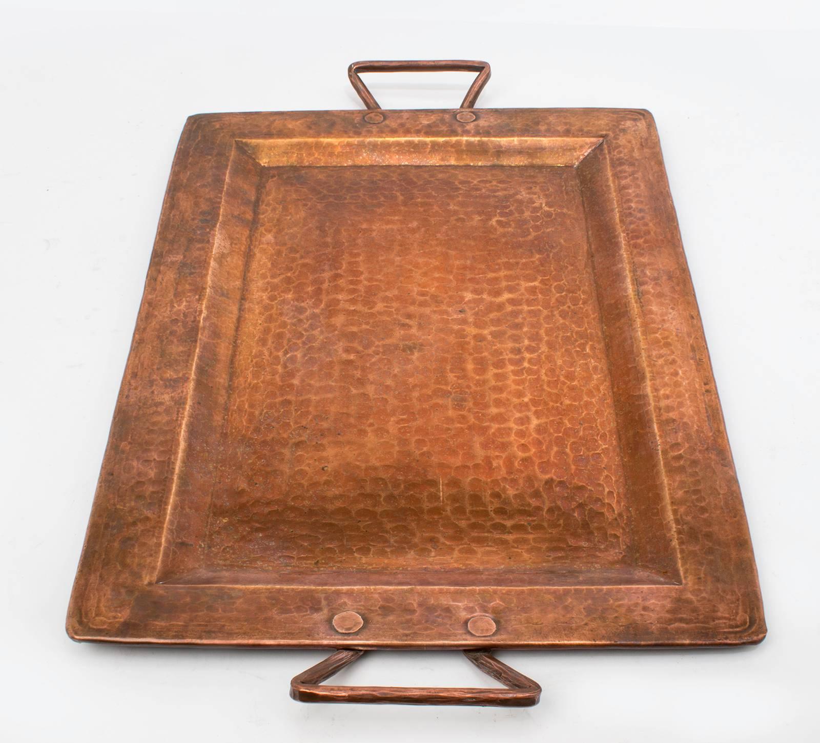 1950s, beautifully handmade, hammered copper tray. Rectangular with applied handles. Nicely aged with use. Great for bar serving with many use. Perfect for your decor.
In excellent condition.