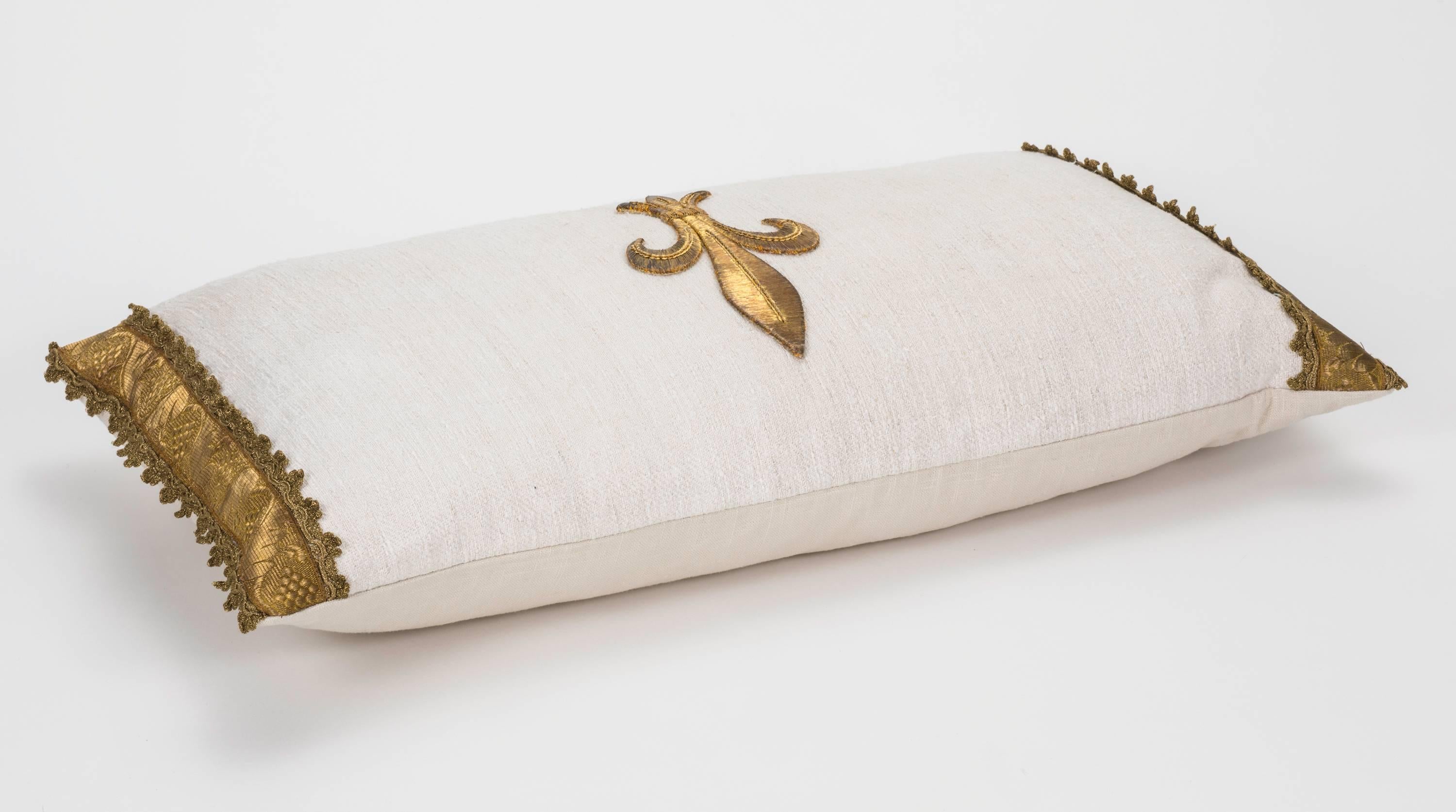 Antique Metallic Gold Thread Fleur-de-Lis Appliqué Pillow In Excellent Condition In Summerland, CA