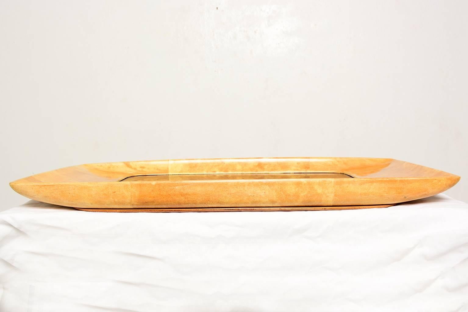 For your consideration a service tray by Aldo Tura. Large size with black glass in the centre. Sculptural shape with goatskin in natural color.
circa 1960s.
Bottom has a wood cover.
No marking from the maker present.
