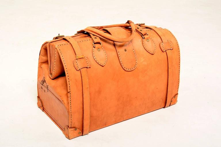 Vintage Saddle Leather Dr Bag For Sale at 1stdibs