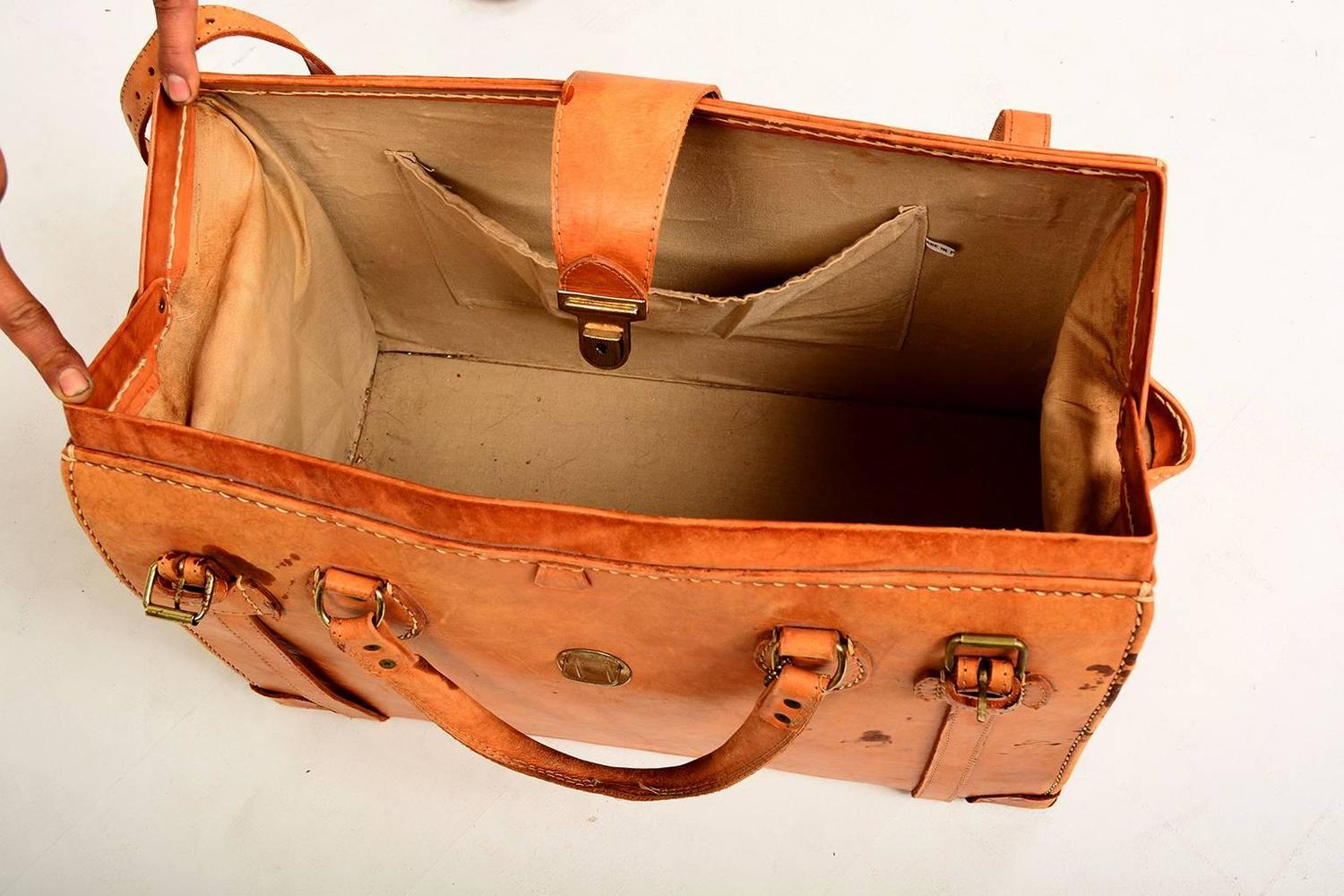 Vintage Saddle Leather Dr Bag For Sale at 1stdibs