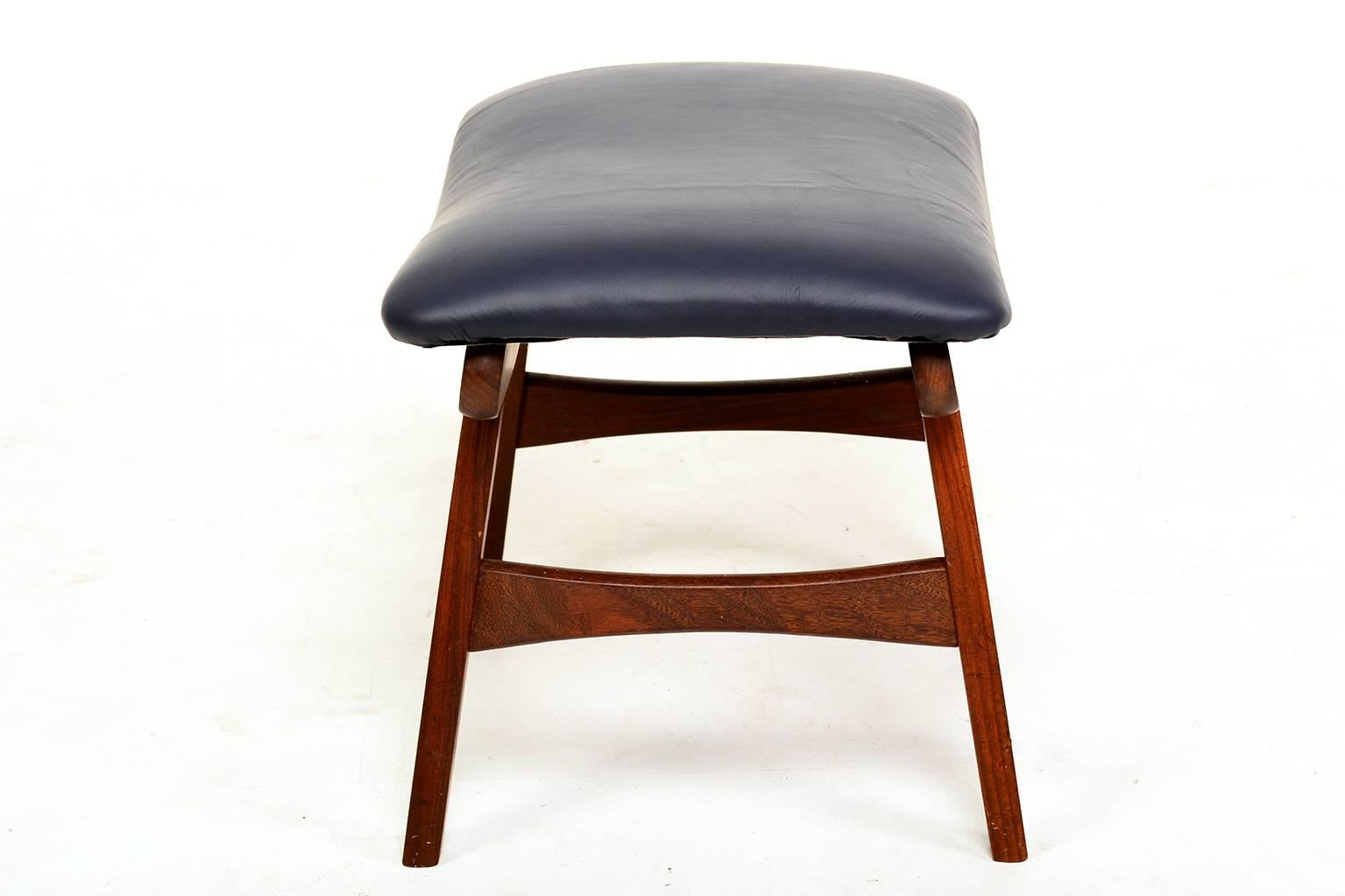 We are pleased to offer for your consideration a vintage Danish modern teak stool with blue leather.

Dimensions: 14.75 in.Hx20 in.Wx14 in.D, Seat : 14 1/2