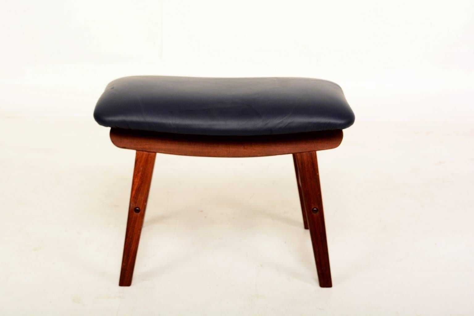 Mid Century Danish Modern Teak Stool with leather seat. In Excellent Condition In Chula Vista, CA