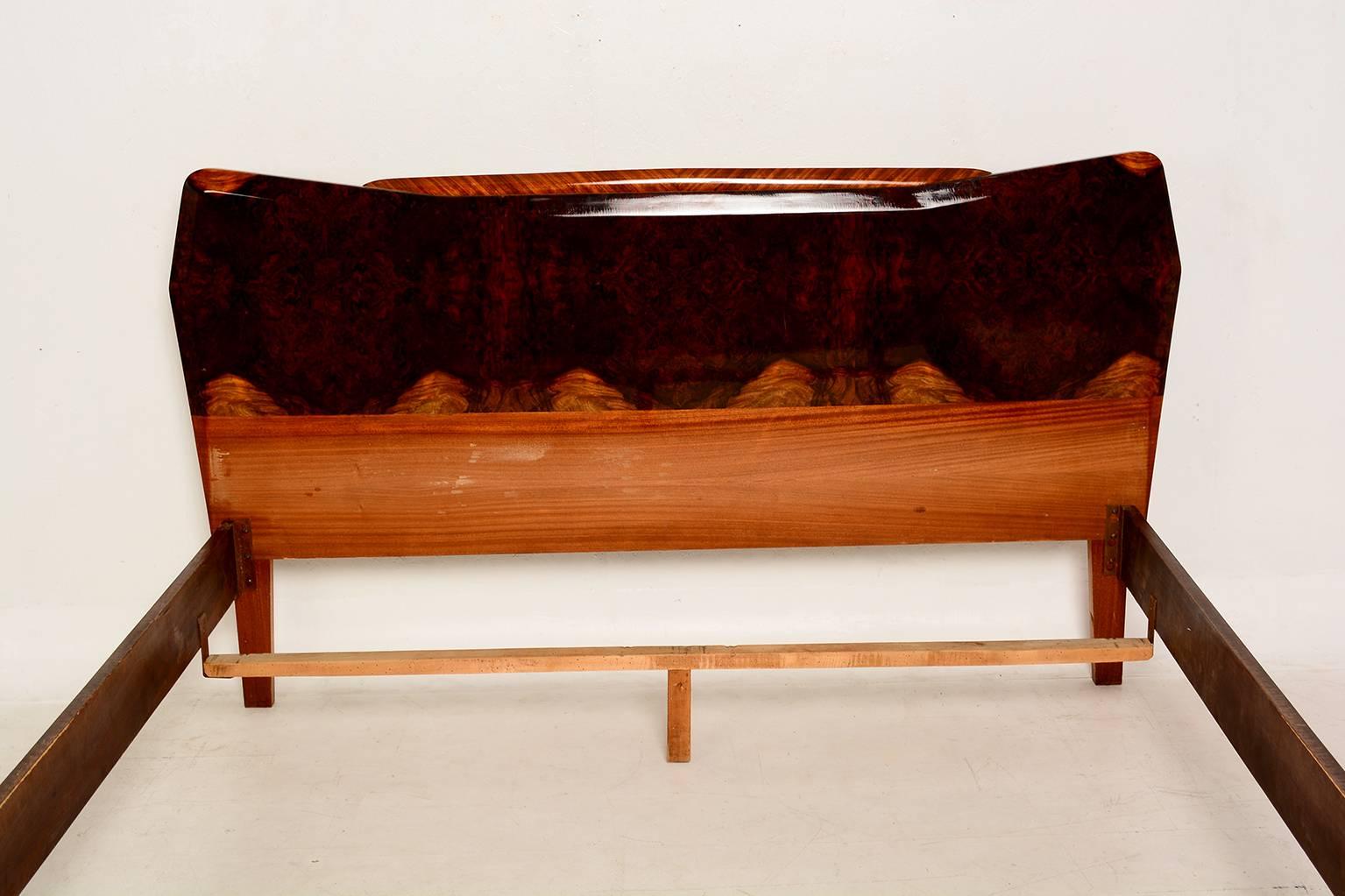 Italian Exotic Burl Rosewood Bed in the style of Borsani﻿ In Excellent Condition In Chula Vista, CA