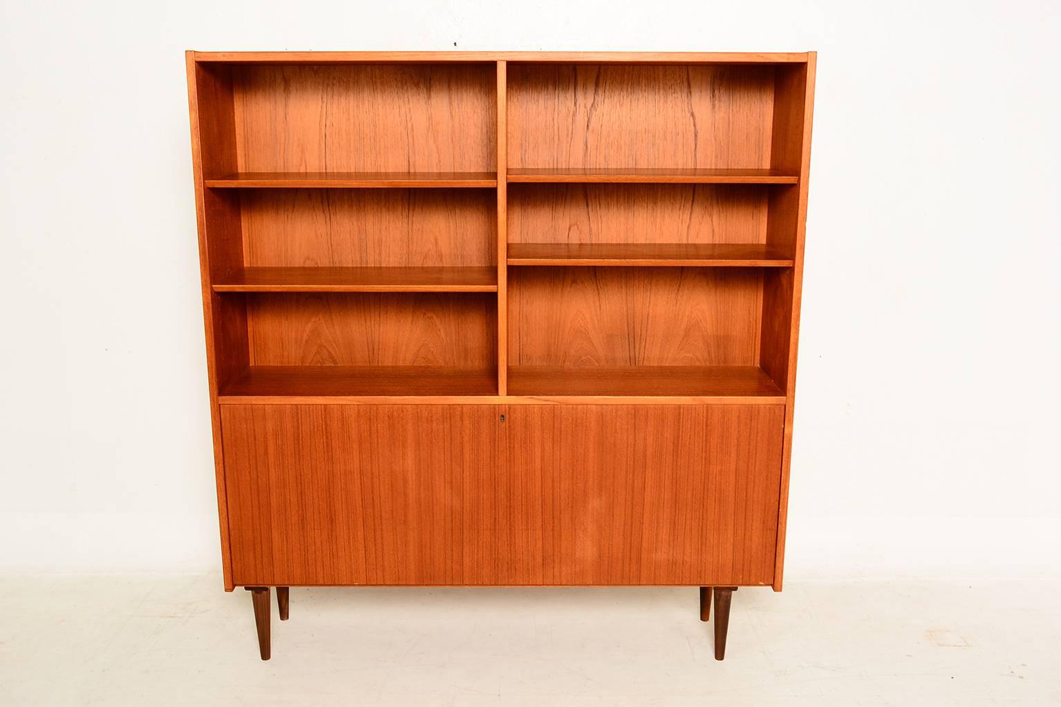 For your consideration, a beautiful Danish modern midcentury bookcase in teak is the perfect storage piece for any modern home.
Denmark, circa 1960s.
Measures: 59.6