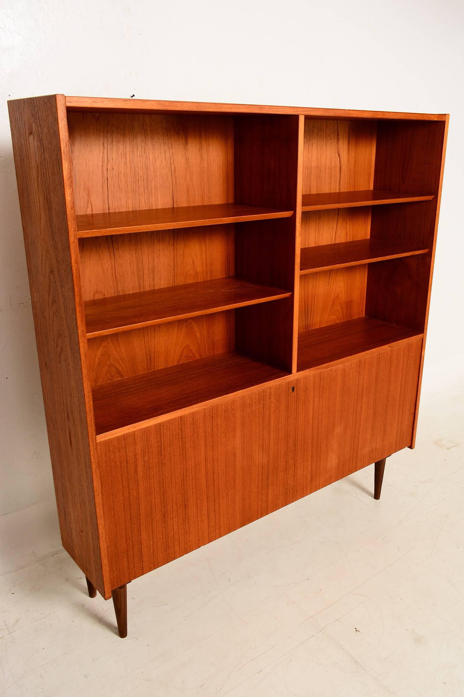 Midcentury Danish Bookcase in Teak, 1960s In Good Condition In Chula Vista, CA