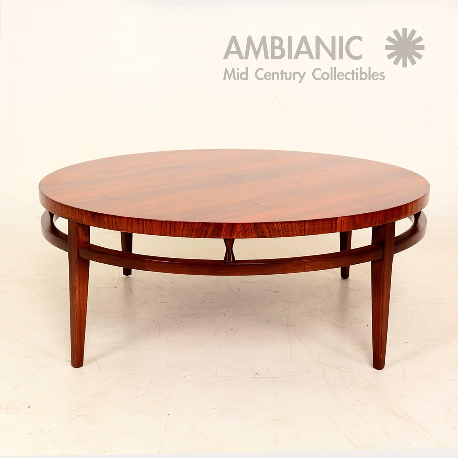 For your consideration a set of three tables by Lane after Paul McCobb walnut wood with dove tail joints in solid rosewood and ebony wood. Stamped underneath with makers label. 

Round coffee table, 38