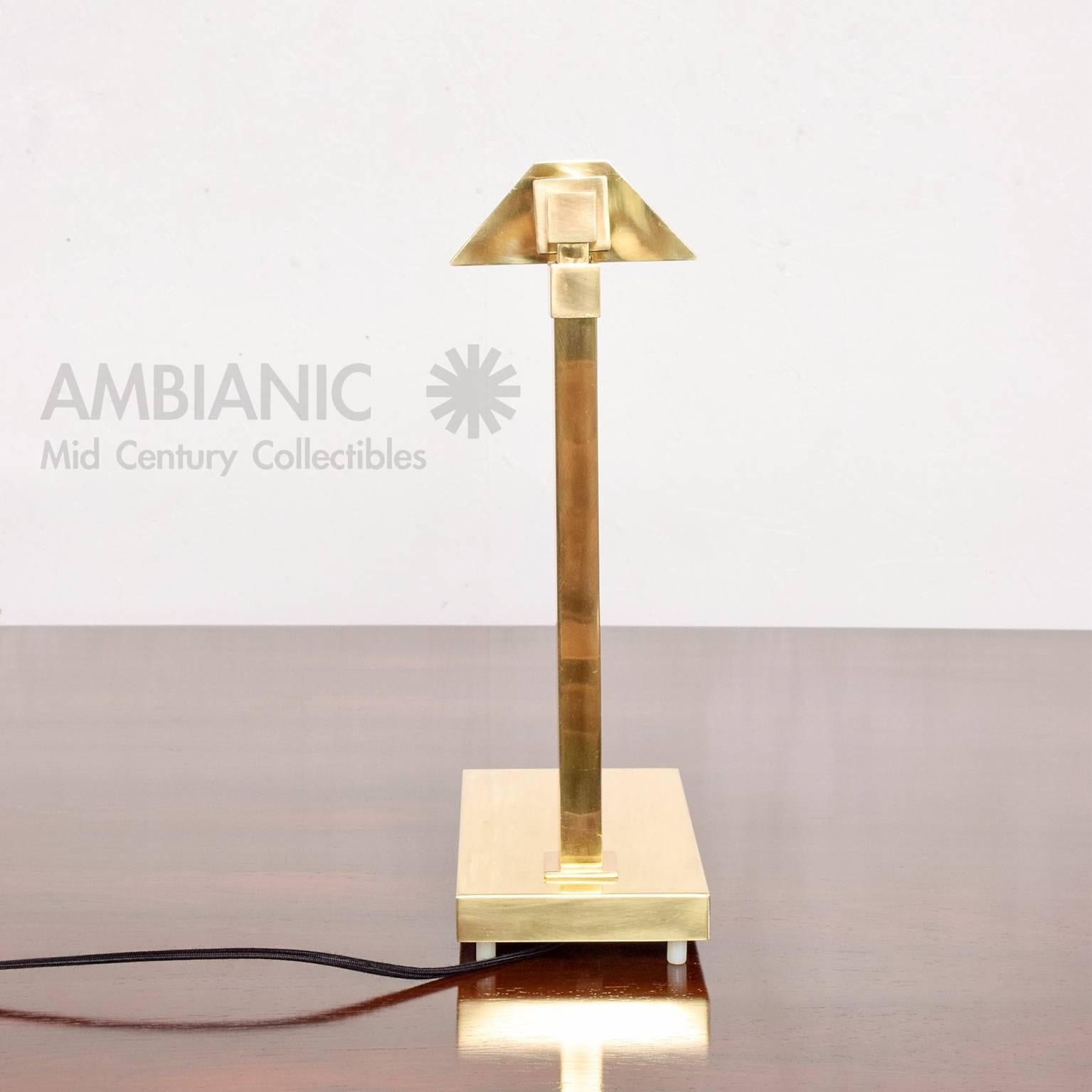 For your consideration a vintage table or desk lamp with brass shade (adjustable)

Attributed to Casella, USA, circa 1970s.

Measures: 16