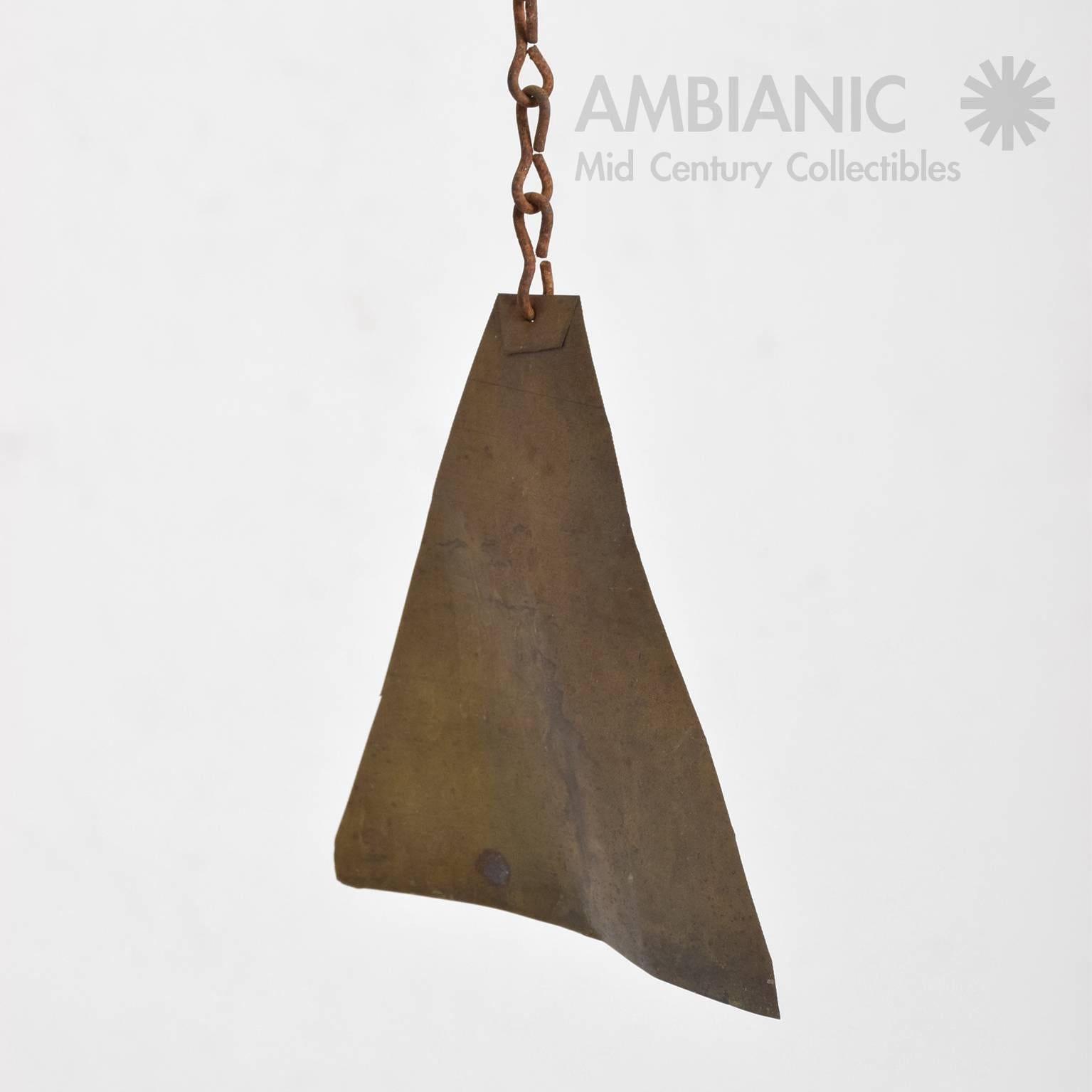 For your consideration a vintage wind chime of a fish head in patinated bronze with brass wind catcher and original metal chain. 

Unmarked, no information on the maker. 
USA, circa 1960s

Measures: 32