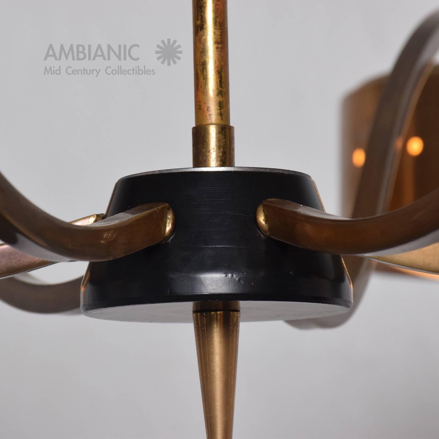 For your consideration a vintage chandelier with six arms. Sculptural shape in brass and anodized aluminum shades. Original vintage glass diffusers in good shape.


Rewired and ready to go. 

28