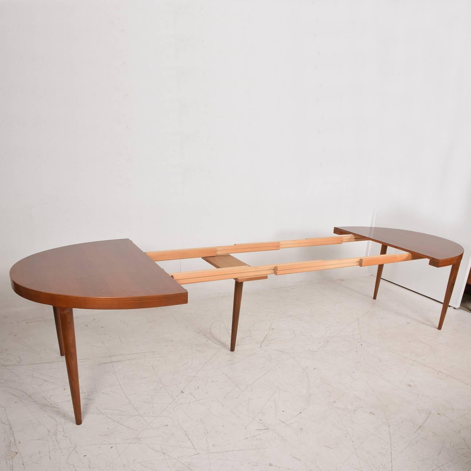 Midcentury Danish Modern Teak Dining Table in Excellent Condition 4