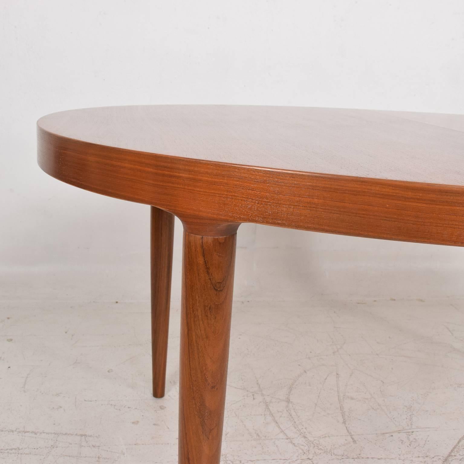 Mid-20th Century Midcentury Danish Modern Teak Dining Table in Excellent Condition
