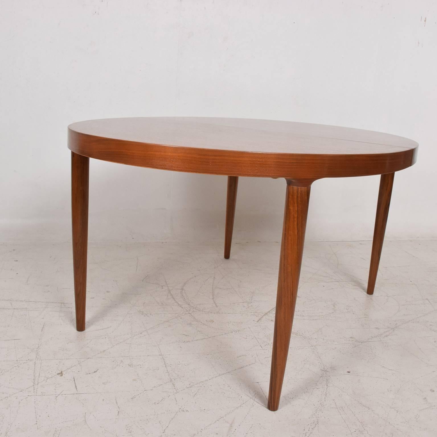 Midcentury Danish Modern Teak Dining Table in Excellent Condition 3