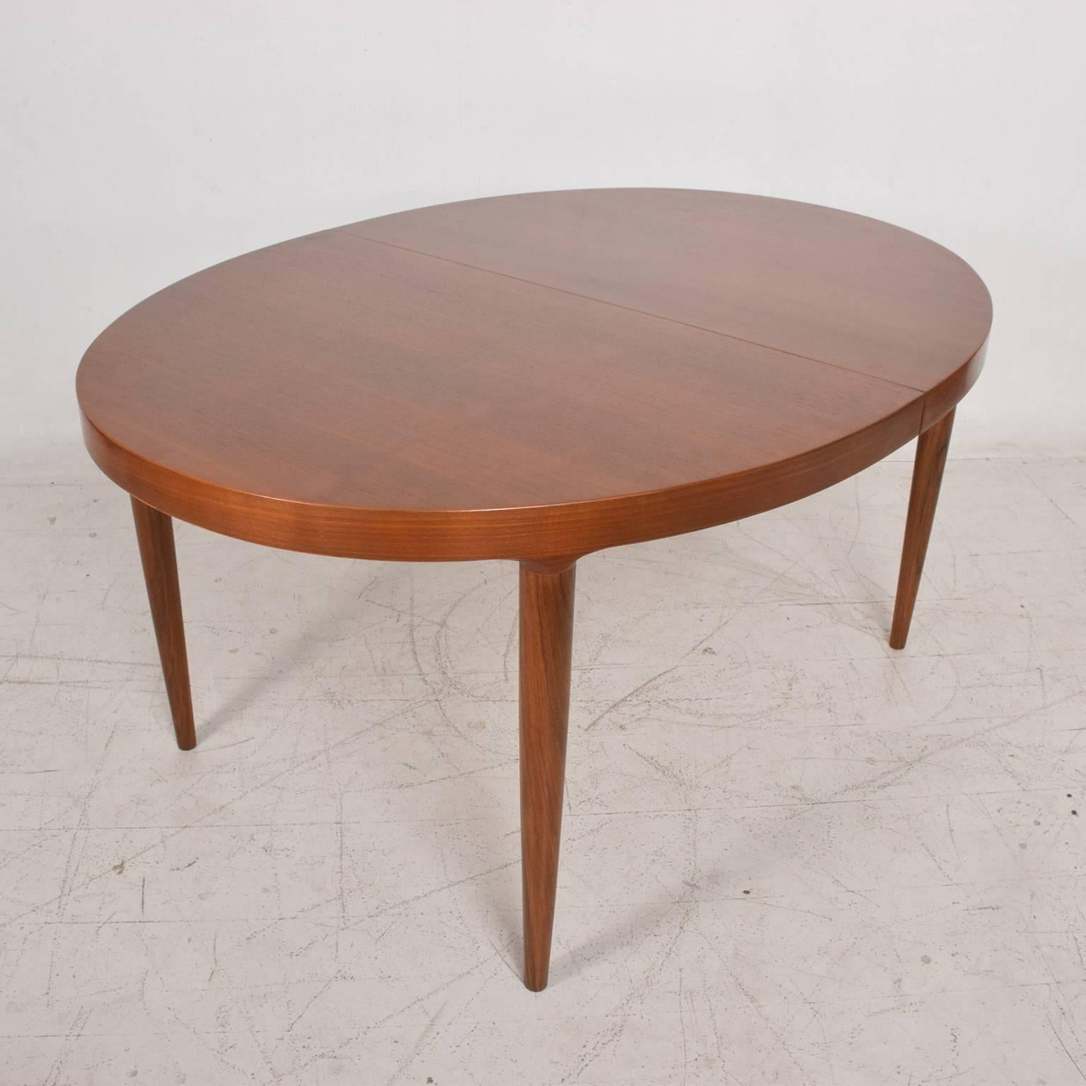 Midcentury Danish Modern Teak Dining Table in Excellent Condition 2