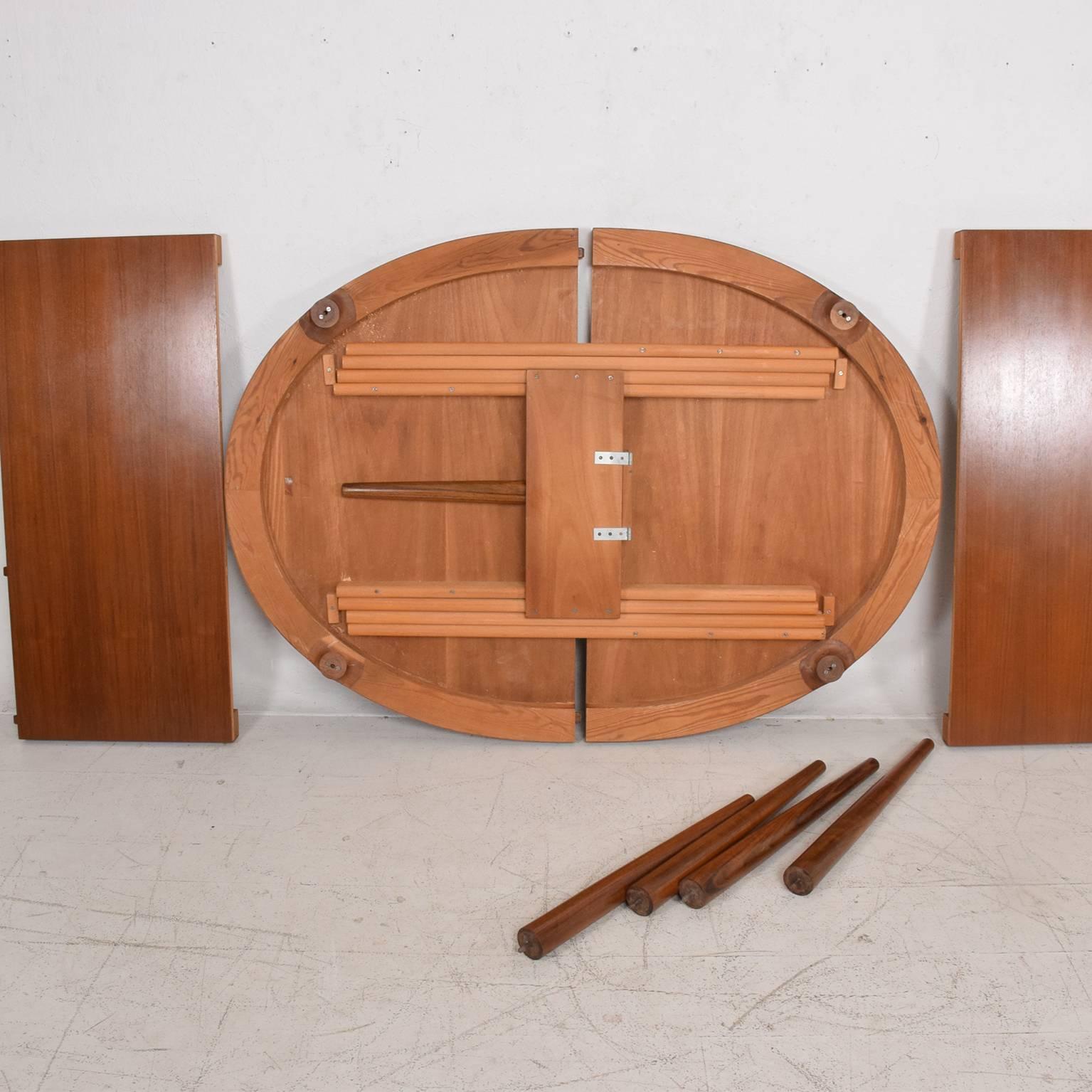 Midcentury Danish Modern Teak Dining Table in Excellent Condition 1