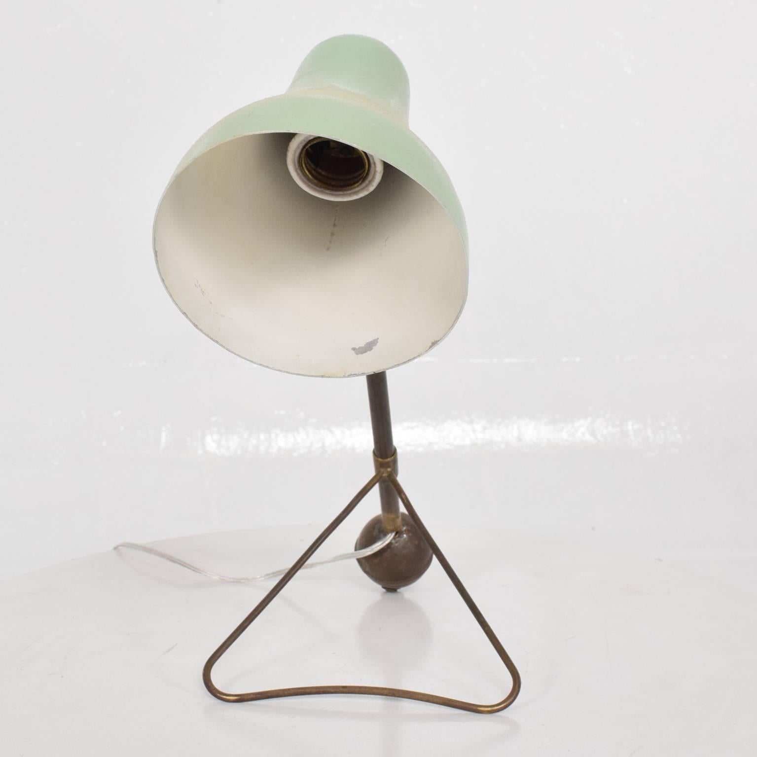 A beautiful table lamp that can be used a wall sconce. 

Brass body aluminum shade in original lime green color. 
Unmarked. Italy, circa 1950s.

Dimensions: 15