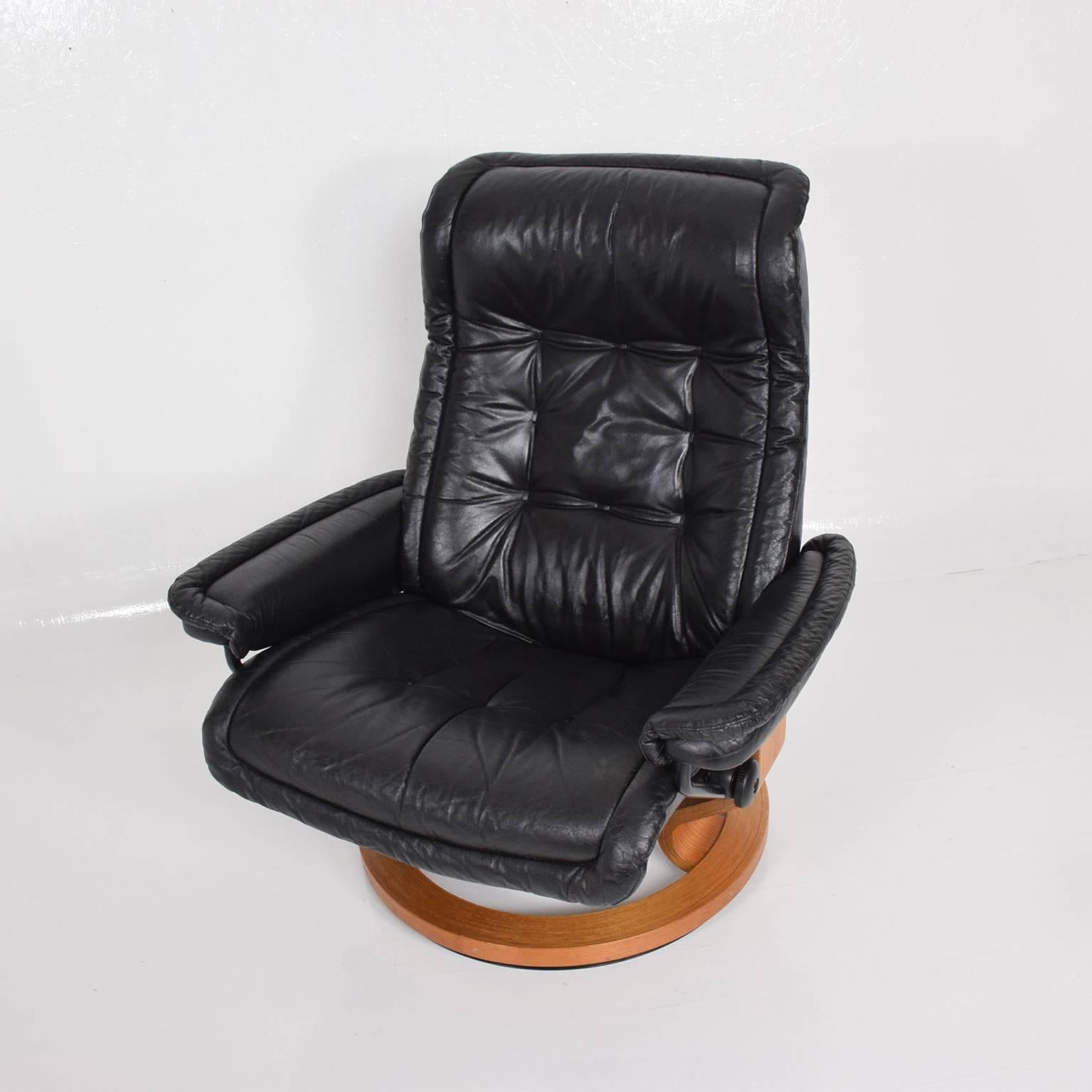 Vintage Scandinavian Modern Ekornes Stressless Recliner Chair and Ottoman 1