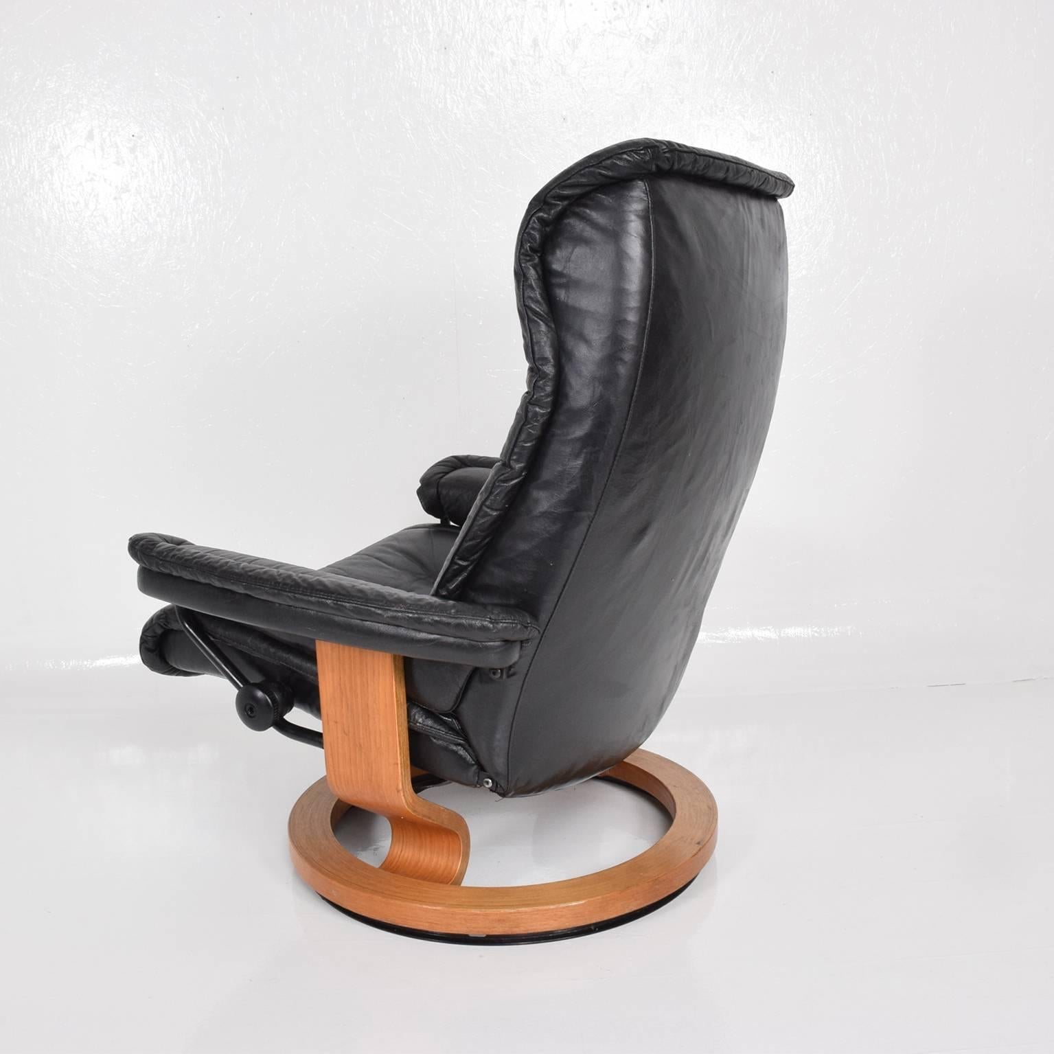 Leather Vintage Scandinavian Modern Ekornes Stressless Recliner Chair and Ottoman