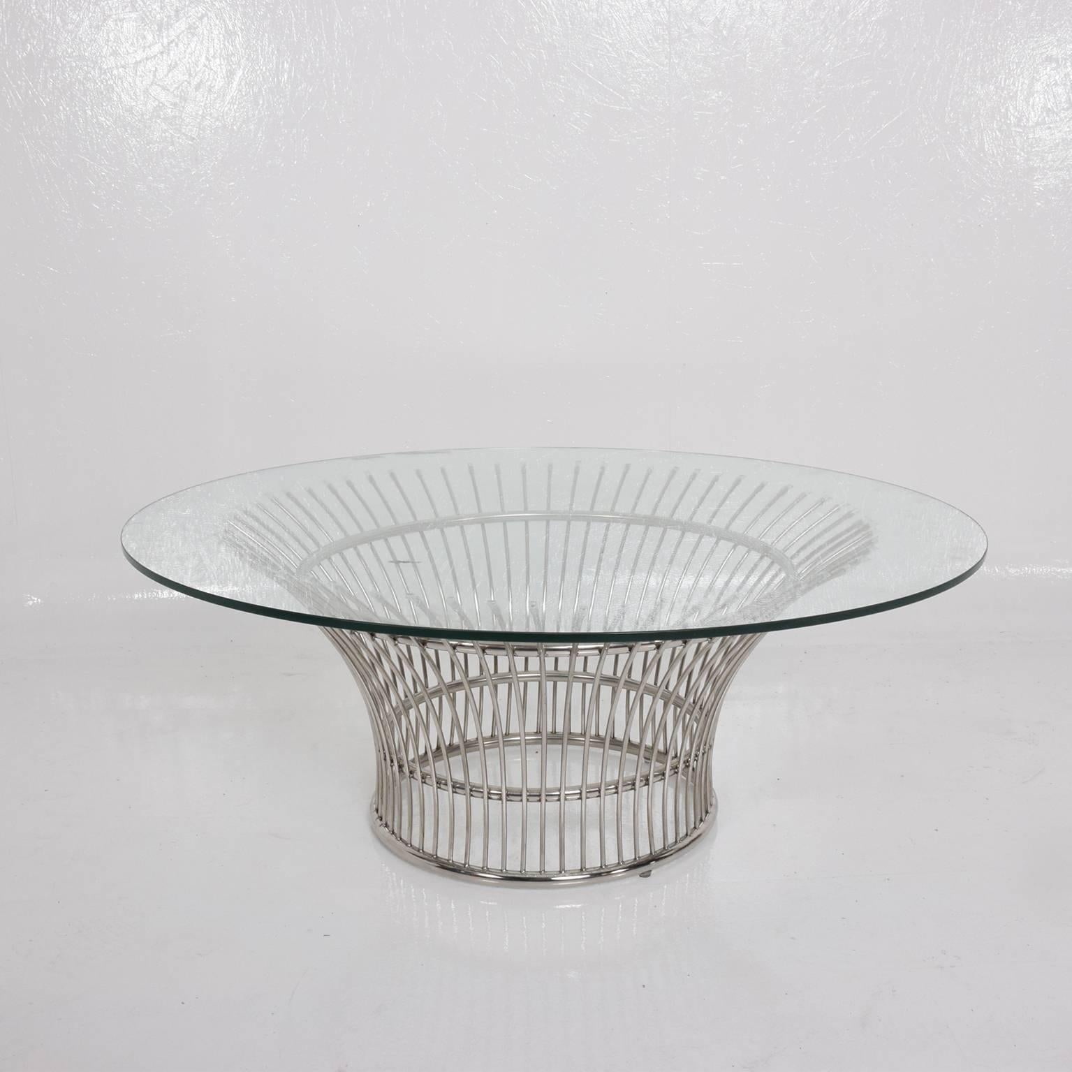 For your consideration a contemporary coffee table. Chrome-plated base in the style of Warren Platner.
Glass top in circular shape. 

No label or markings from the maker. 
Dimensions: 40