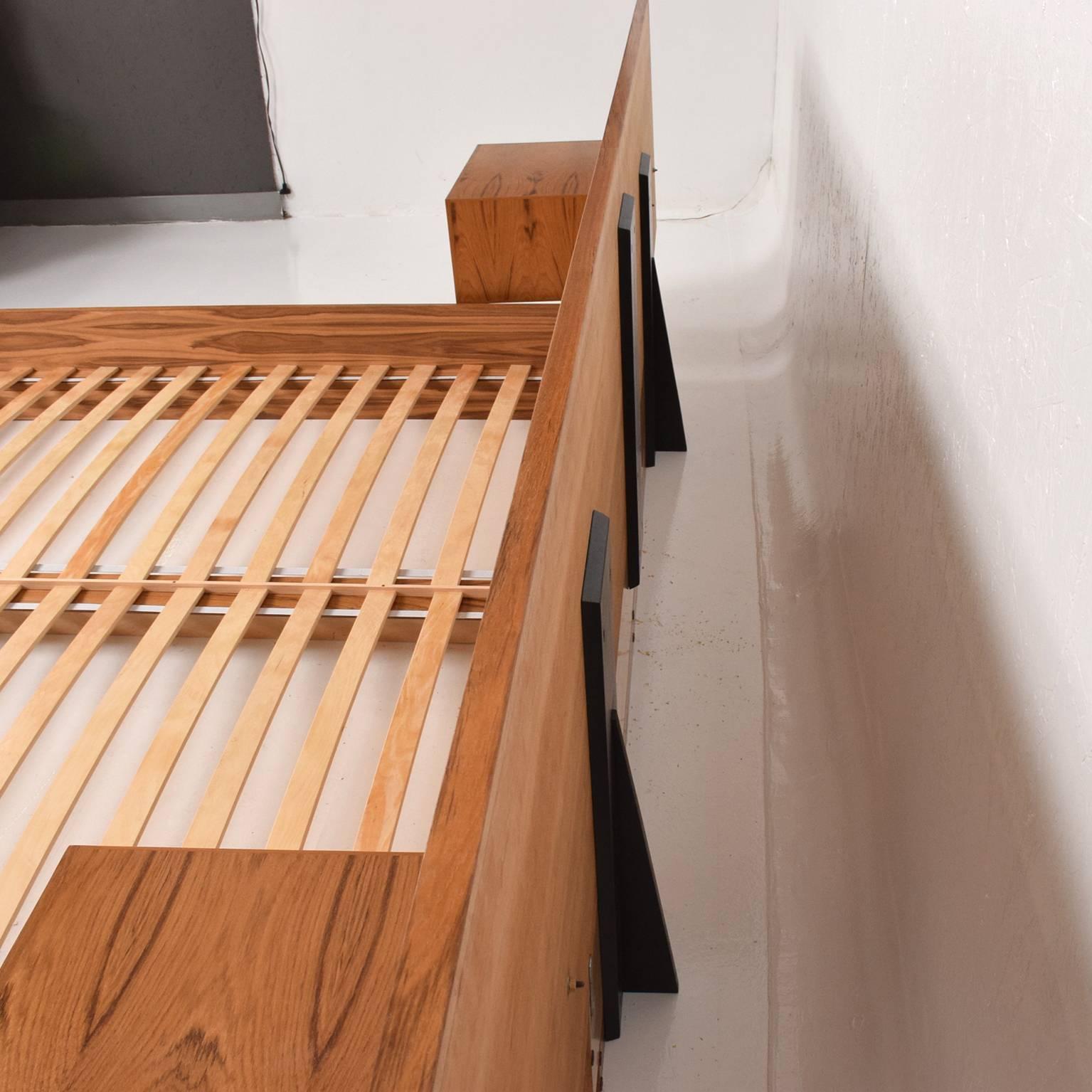 Modern Teak King size Platform Bed with Floating Nightstands In Excellent Condition In Chula Vista, CA