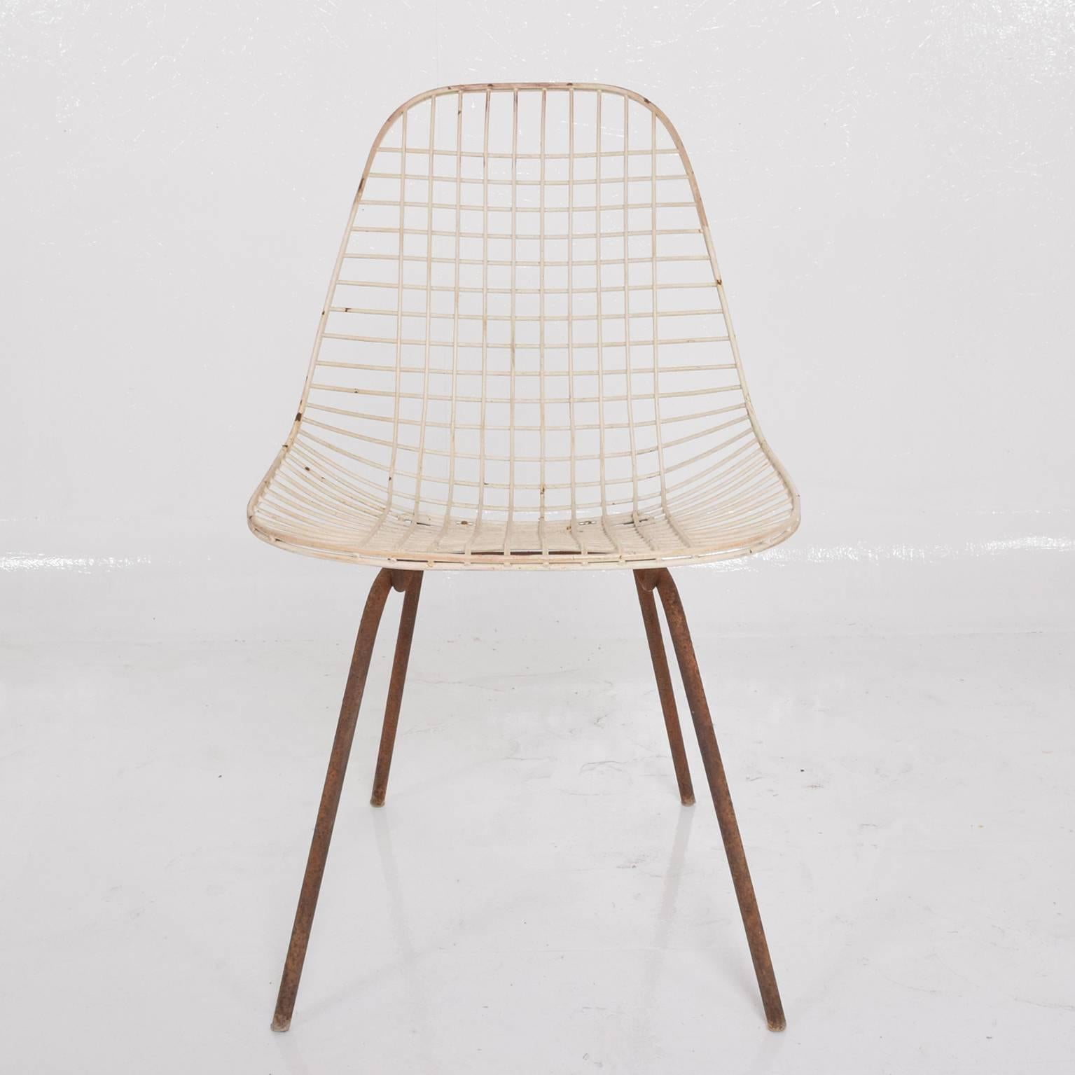 For your consideration a set of three original wire chairs designed by Ray & Charles Eames for Herman Miller.

Original vintage unrestored condition. Patina and rust present. 

Dimensions:
31 3/4