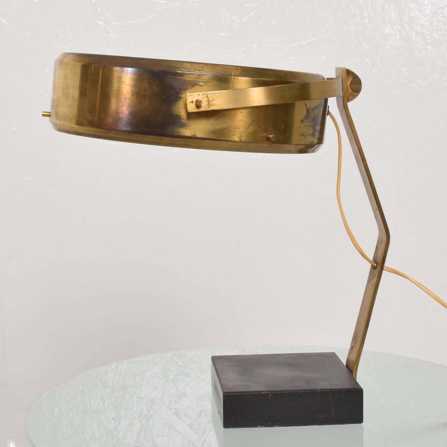 Mid-Century Modern Italian Table Lamp in Sculptural Brass Shape 4