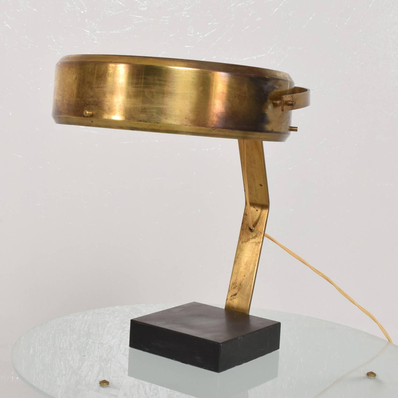 Mid-Century Modern Italian Table Lamp in Sculptural Brass Shape 5