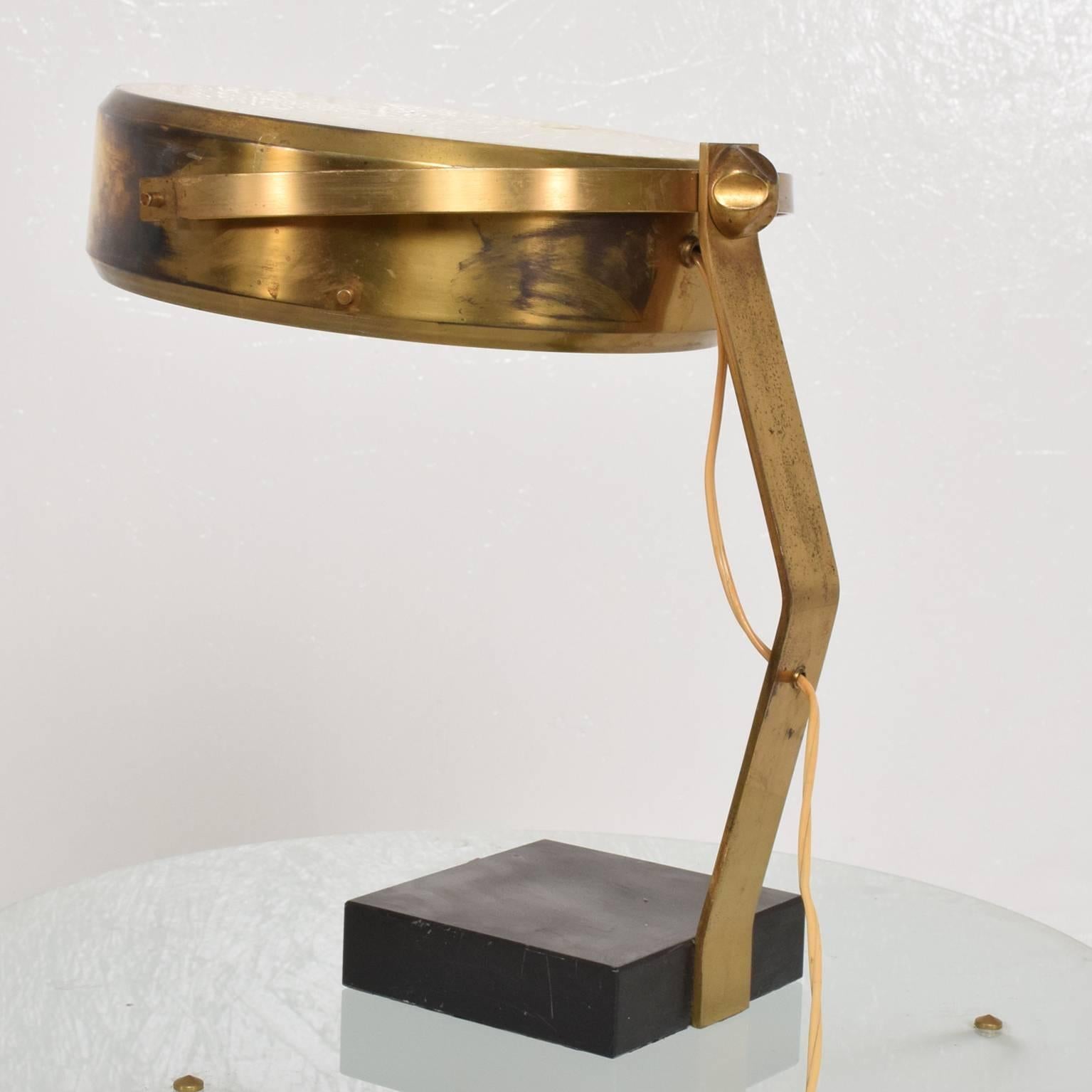 Mid-Century Modern Italian Table Lamp in Sculptural Brass Shape 2