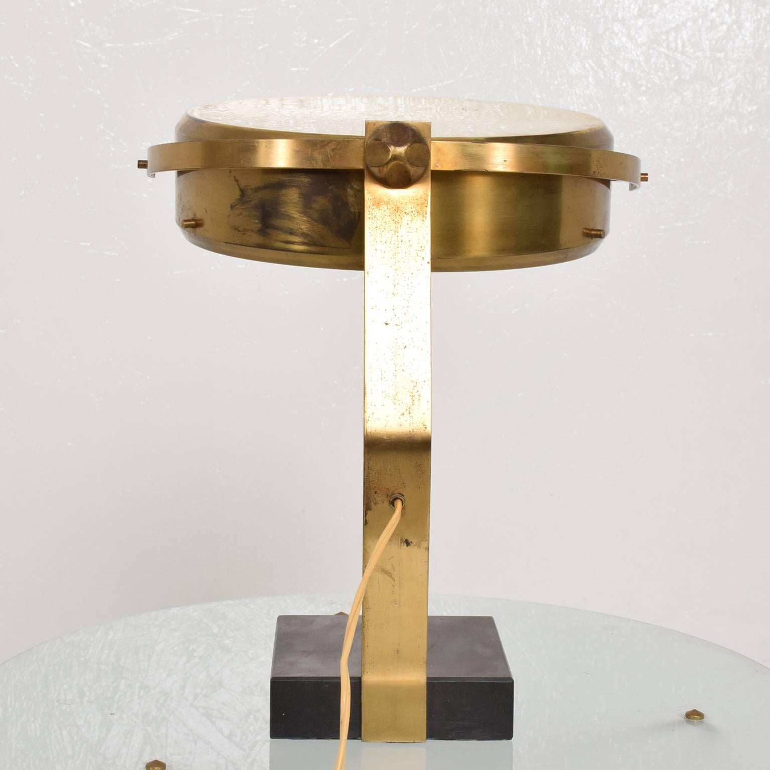 Mid-Century Modern Italian Table Lamp in Sculptural Brass Shape 1