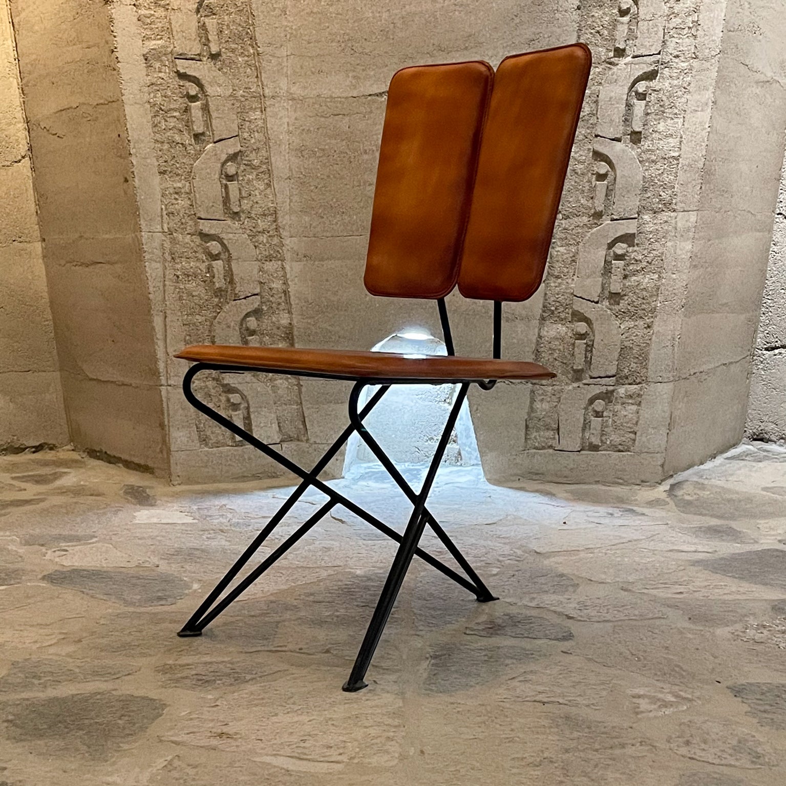 Pablex Iron & Leather Tripod Chair Pablo Romo für AMBIANIC inspiriert von der Jahrhundertmitte.
Maßgefertigter Dreibeinstuhl mit Leder- und Bronzedetails.
Gefertigt aus Eisen mit Lederkissen und einem dicken Peitschenstichmuster.
Bildhauerisch