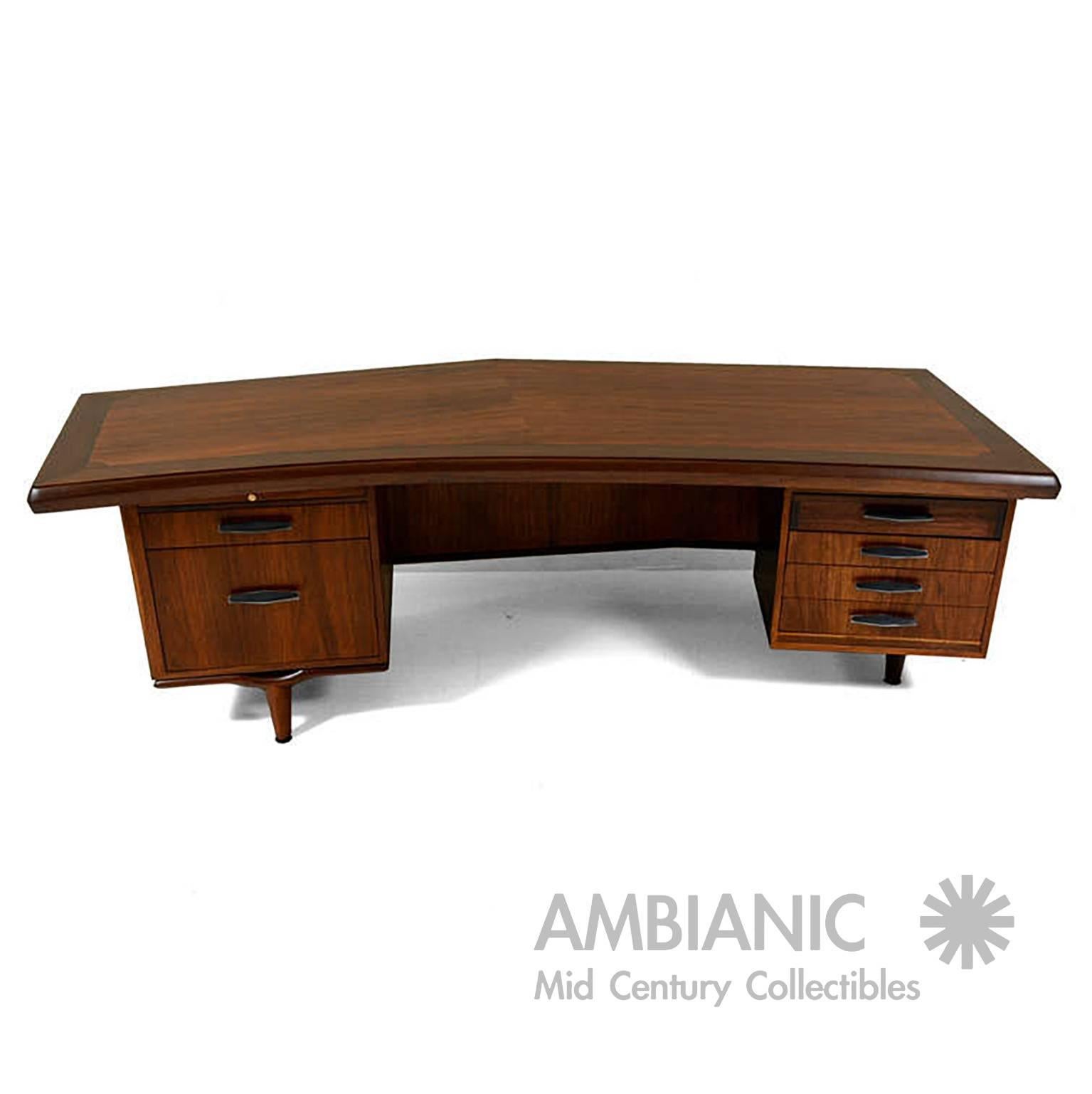 Executive desk in walnut wood by Maurice Bailey for Monteverdi & Young.
High quality craftsmanship.