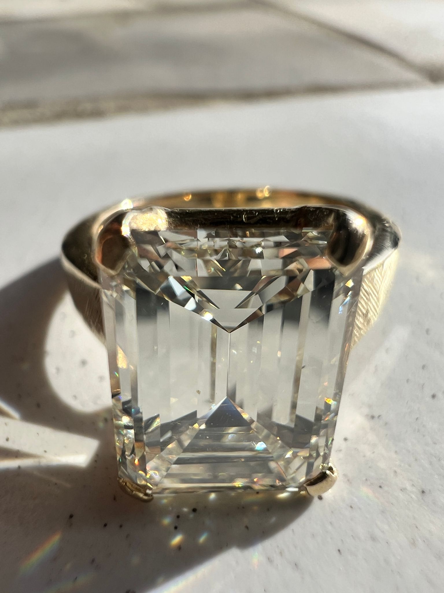 Elegant Estate Diamond Ring avec un diamant certifié GIA de 4,08 carats N/VS2
Bague de fiançailles moderne du milieu du siècle avec diamant taille émeraude
Avec un très bon polissage et une très bonne symétrie.
Dans le style de Tiffany and Co
11.35
