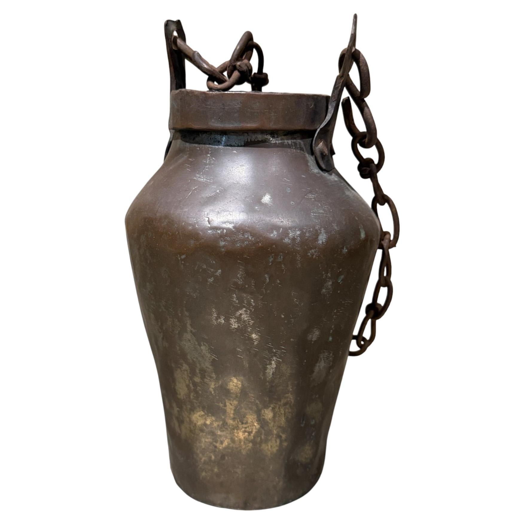 Recipiente antiguo de cobre martillado a mano con cadena de latón, siglo XIX